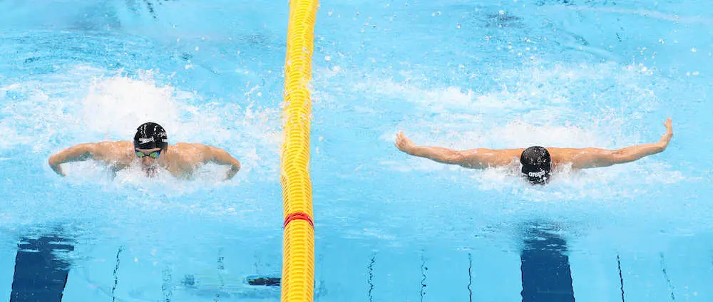 ＜男子100メートルバタフライ　視覚障がいS11＞　並んで泳ぐ木村（左）と富田　（撮影・光山　貴大）