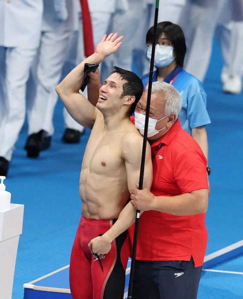 ＜男子100メートルバタフライ　視覚障がいS11＞　金メダルを獲得し客席に手を振る木村（左）　（撮影・光山　貴大）