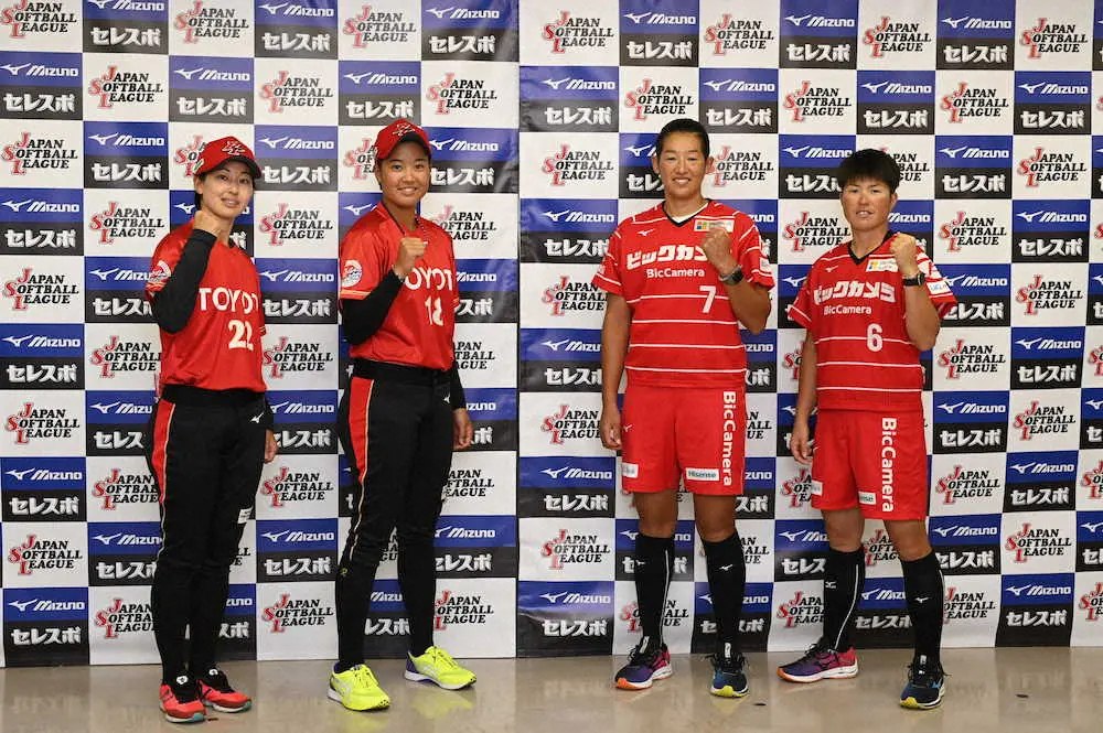 日本女子ソフトボールリーグ後半開幕節の記者会見に臨んだ（右から）ビックカメラ高崎の藤田、上野、トヨタ自動車の後藤、渥美