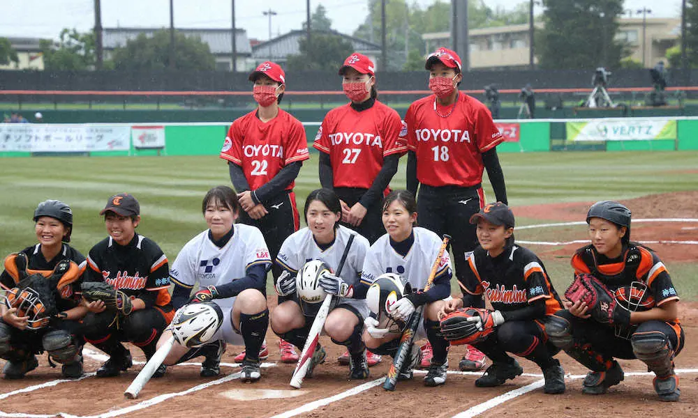 【画像・写真】＜日本女子ソフトボールリーグ　トヨタ自動車・豊田自動織機＞試合前、始球式に参加したこどもたちと記念写真に納まる（後列左から）トヨタ自動車の渥美、山崎、後藤ら（撮影・西海健太郎）