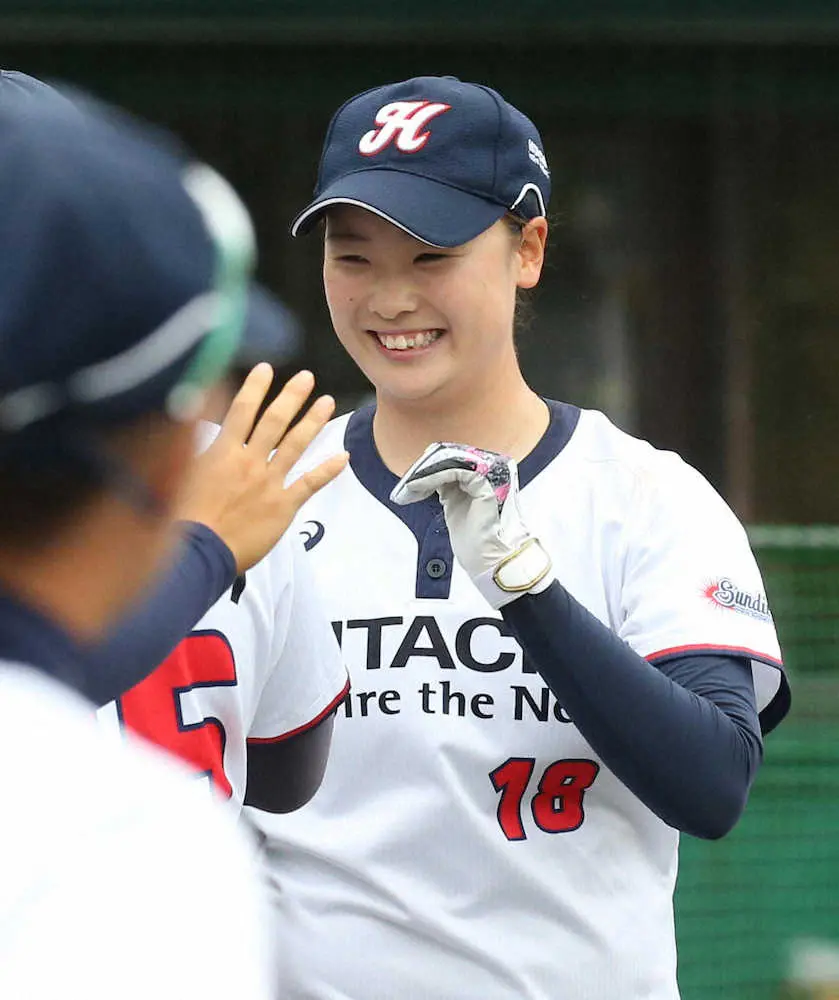 【画像・写真】＜日本女子ソフトボールリーグ　シオノギ製薬・日立＞完封勝利を挙げ喜ぶ日立の坂本実（右）（撮影・西海健太郎）