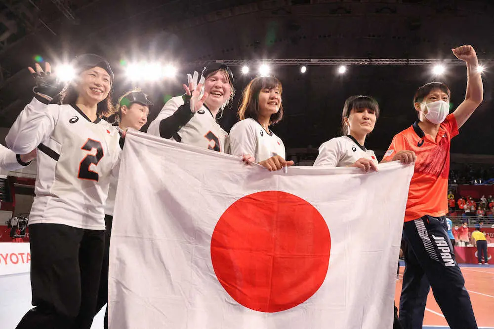 銅メダルを獲得し、国旗を手に場内を1周する日本代表チームの（左から）浦田、若杉、欠端、萩原、天摩、市川監督（撮影・木村　揚輔）