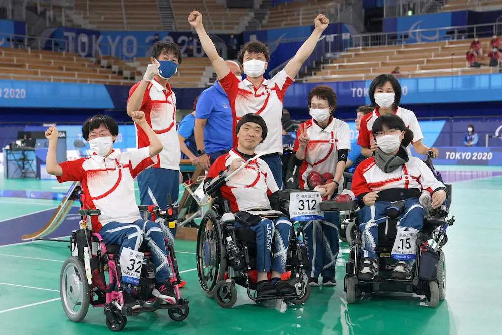 ギリシャを破って決勝進出を決め、喜ぶ（前列左から）田中恵子、高橋和樹、河本圭亮
