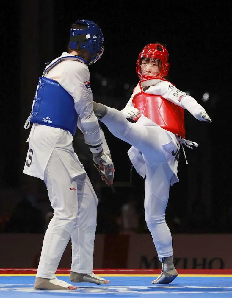 女子58キロ超級敗者復活2回戦　オーストラリア選手（左）を攻める太田渉子（共同）