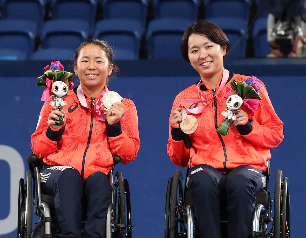 表彰式で銅メダルを手に記念撮影をする上地（左）と大谷（撮影・坂田　高浩）