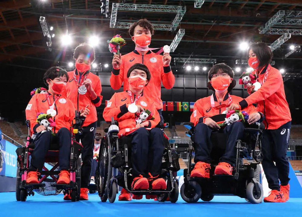 ＜日本・韓国＞男女共通ペア（脳性まひ・運動機能障がいBC3、銀メダルを獲得した日本代表チームの（前列左から）田中、高橋、河本（撮影・木村　揚輔）