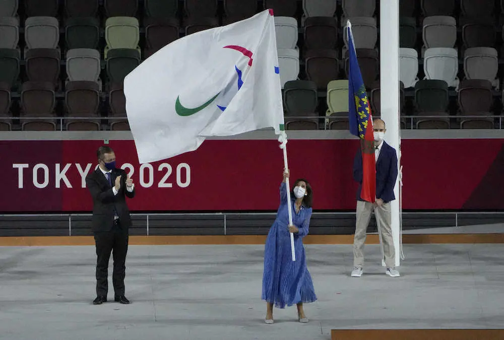 東京パラリンピック閉会式でパラリンピック旗を振るパリのアンヌ・イダルゴ市長（AP）