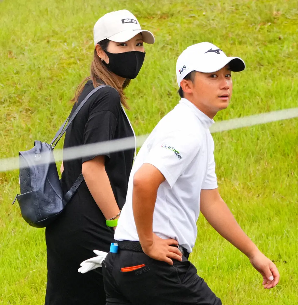 日本ゴルフツアー選手権で夫・伊藤有志（手前）のプレーを見守る大西葵
