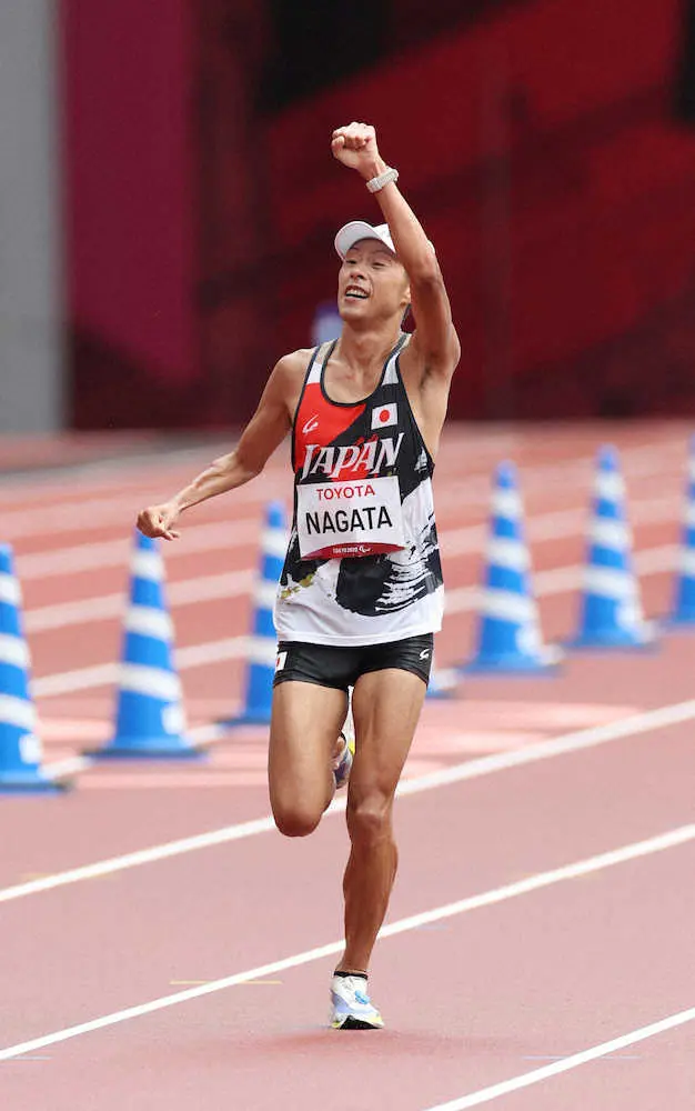 ＜パラリンピック男子マラソン（上肢障がいT46）＞ガッツポーズをして3位でゴールした永田（撮影・坂田　高浩）
