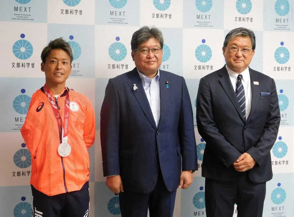 【画像・写真】パラ・トライアスロン銀の宇田秀生が文部科学省を訪問　萩生田文科相から「私の責任で」お願い
