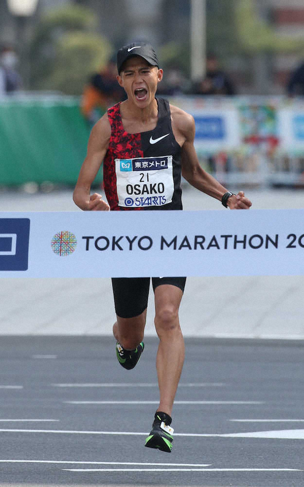昨年の東京マラソン、2時間5分29秒の日本新記録（当時）でゴールする大迫