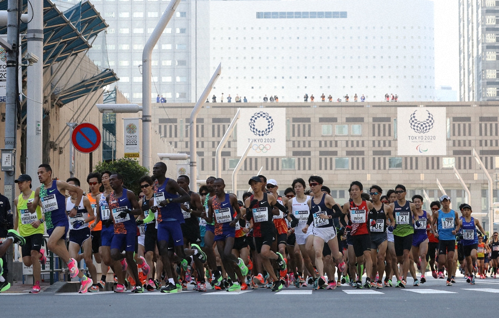 昨年の東京マラソンで一斉にスタートする選手たち