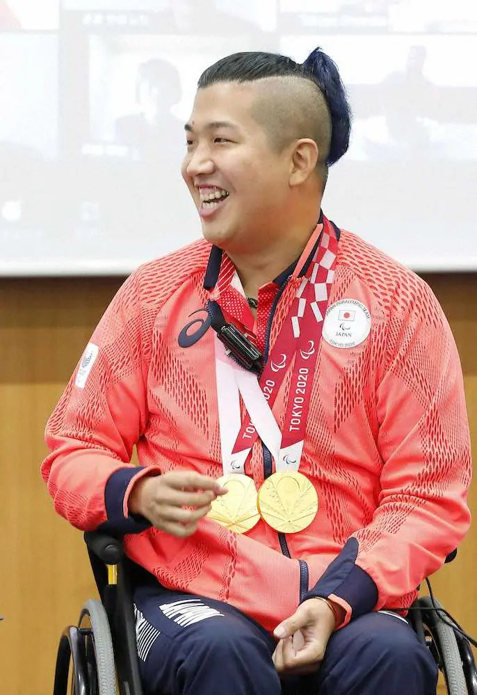 大阪市内で行われた所属先の報告会に出席した東京パラリンピック陸上男子で2冠を達成した佐藤友祈（モリサワ提供）
