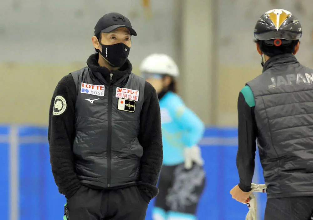 公開練習で選手を見守る長島圭一郎ヘッドコーチ（左）