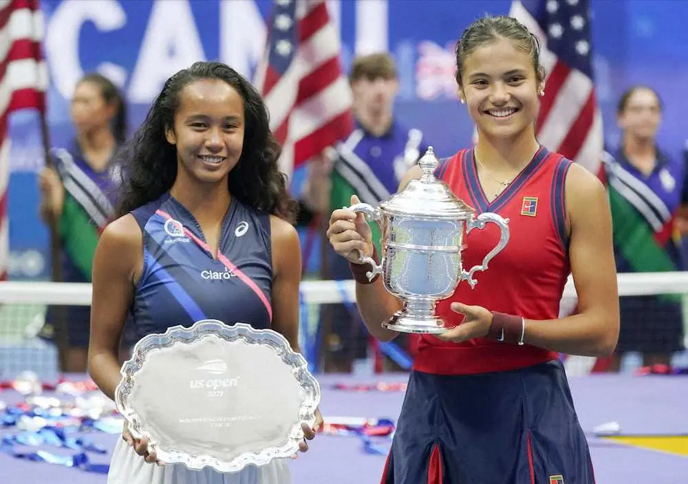 全米オープン女子シングルスで初優勝したラドゥカヌ（右）と準優勝のフェルナンデス（AP）