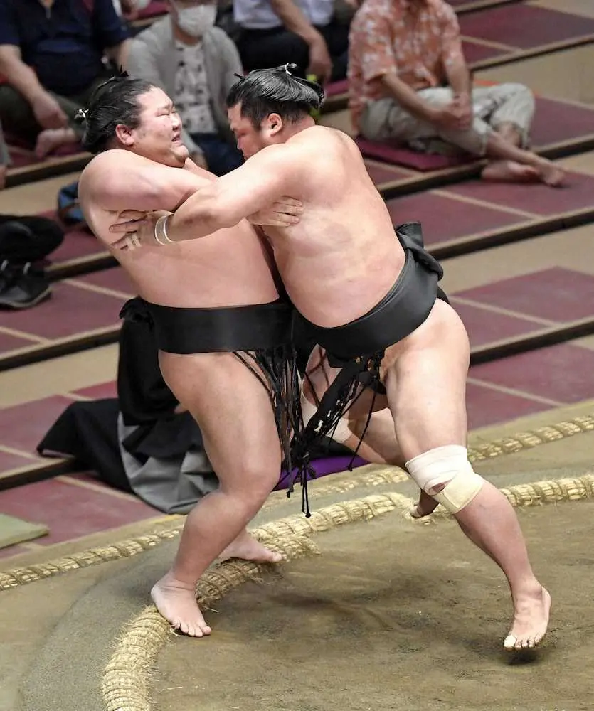 【画像・写真】妙義龍1敗堅持！千代ノ皇を寄り切り　中日1敗通過は初「一つ一つ体がよく動いて、勝ちにつながっている」