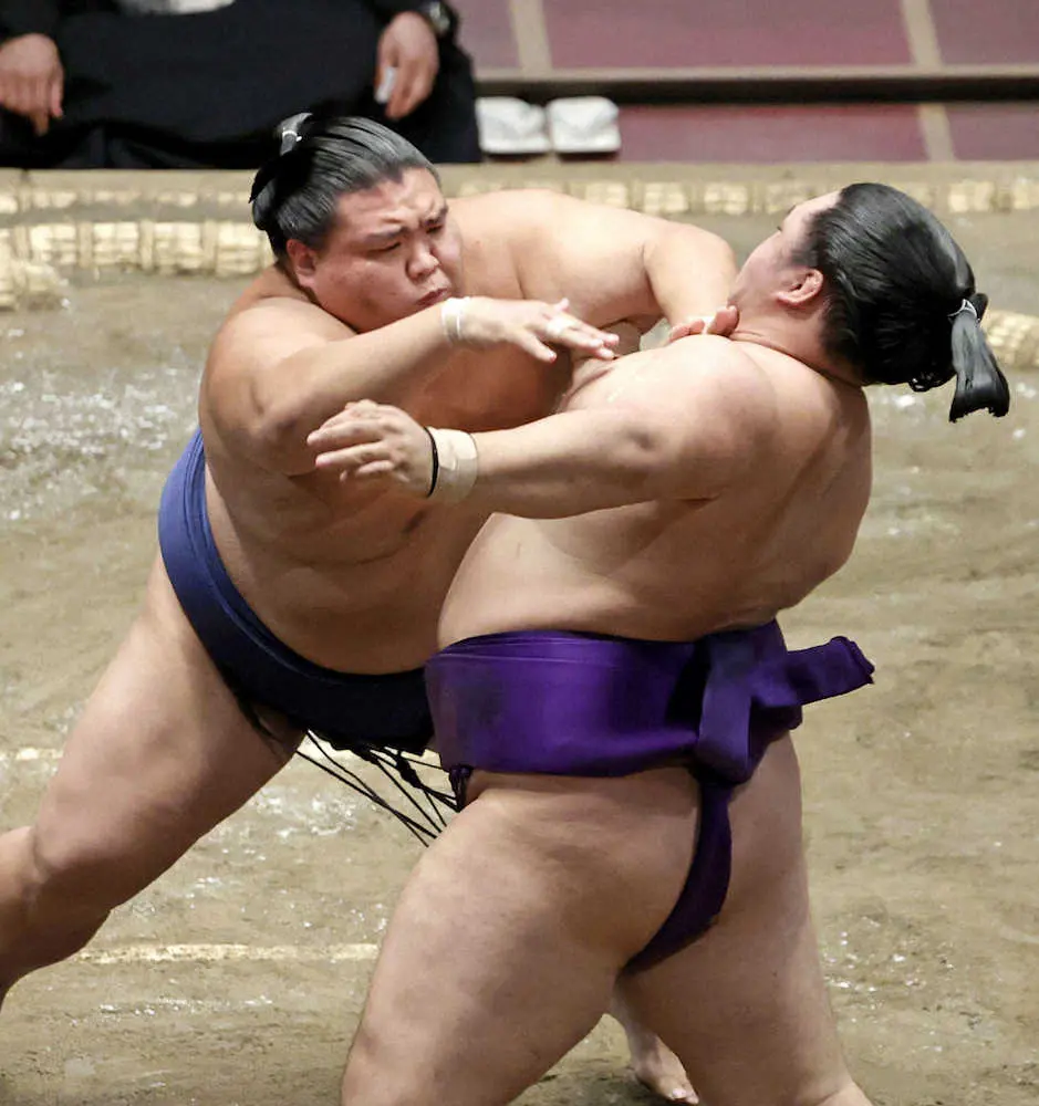 【画像・写真】御嶽海が関脇対決制す！明生に先輩の貫禄示し2敗死守　「前に出る相撲を取れば黒星はつかない」