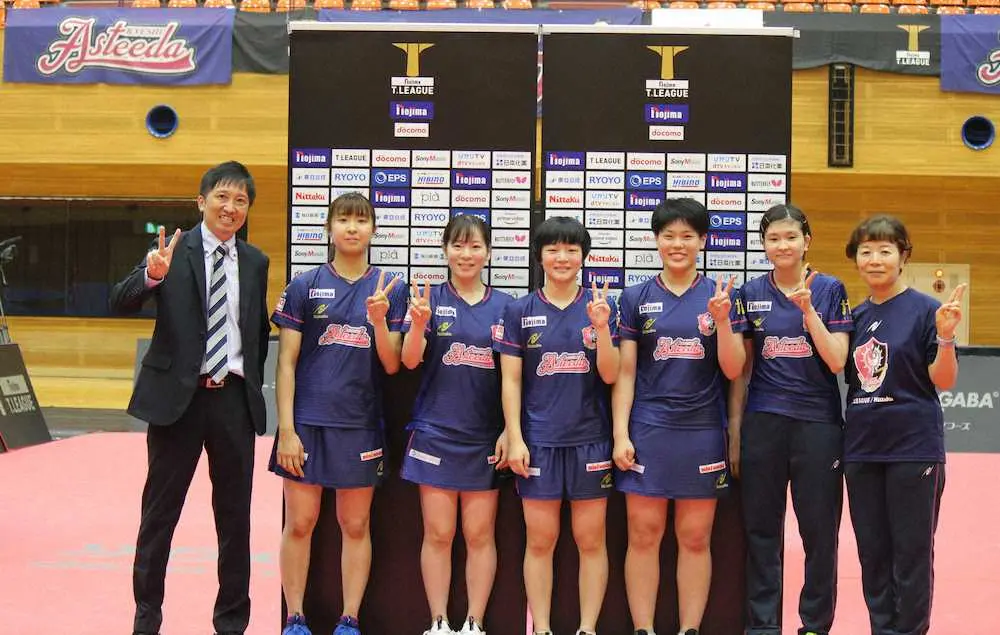 【画像・写真】初勝利を挙げ笑顔の九州アスティーダ（左から4人目が横井）