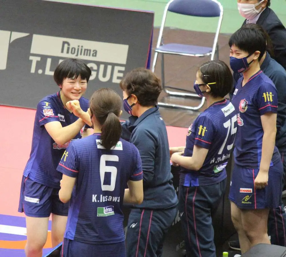 【画像・写真】シングルスで勝利し、笑顔の横井は祝福される