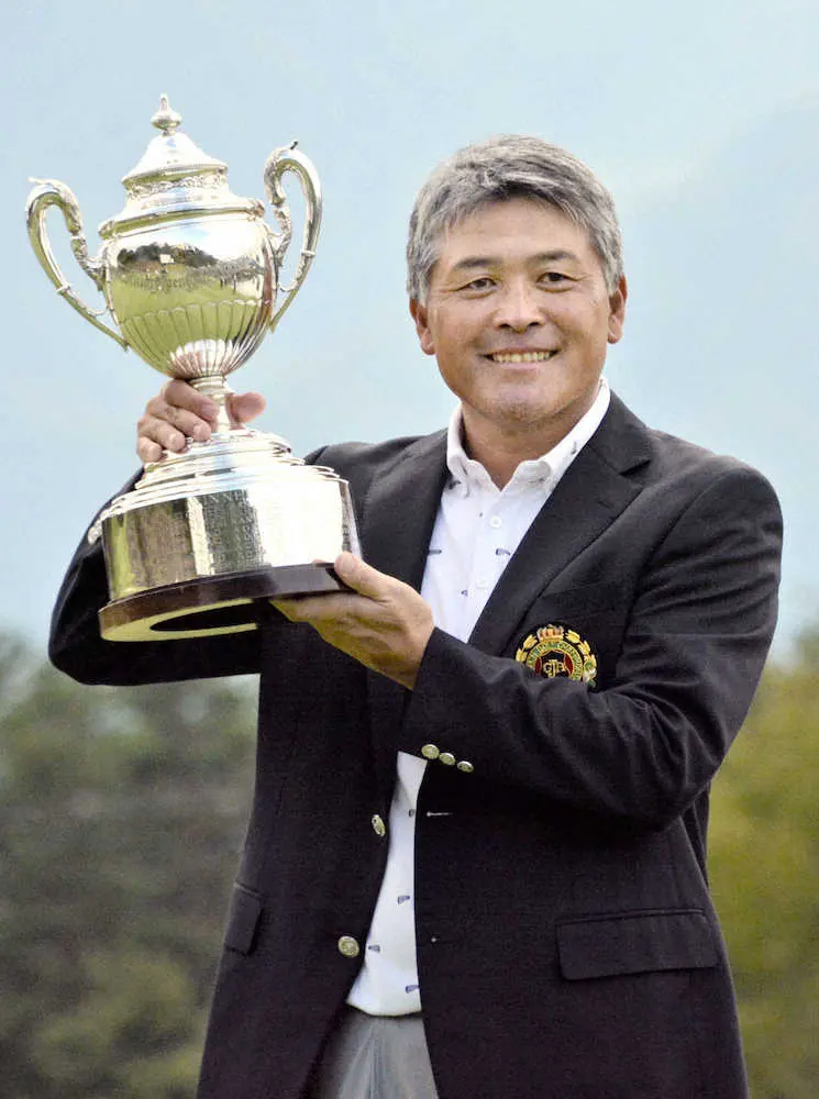 ゴルフの日本シニアオープン選手権を制し、トロフィーを掲げる手嶋多一（共同）