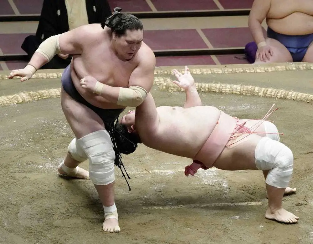 【画像・写真】“宇良返されても”粘った　照ノ富士と大熱戦1分32秒超！黒星も沸かせた