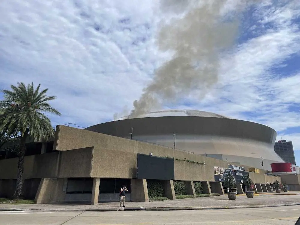 屋根で火災が発生したニューオーリンズのスーパードーム（AP）