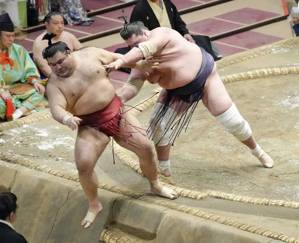 【画像・写真】照ノ富士　天敵・高安討ちで10勝「まだ終わっていない。集中していく」