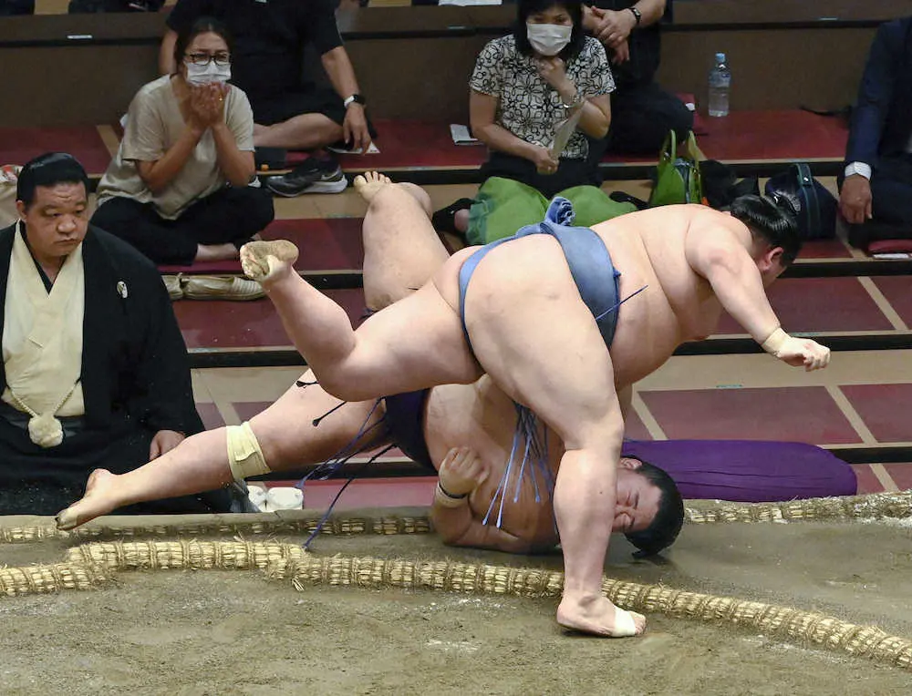 【画像・写真】正代が勝ち越し、首位・照ノ富士と2差　終盤見据え「思い切りいける」