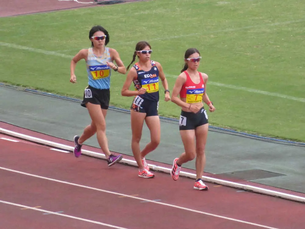 女子5000メートル競歩で優勝した岡田久美子（右）　　　　　　　　　　　　　　　　　　　　　　　　　　　　　　　