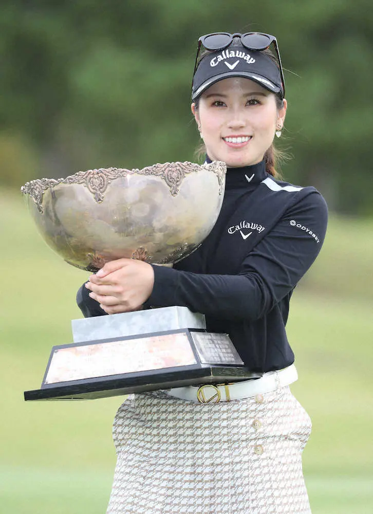 【画像・写真】西村優菜が大会新15アンダーで初の完全優勝、2週連続V「ギャラリーの前で優勝も初めてなのでうれしい」