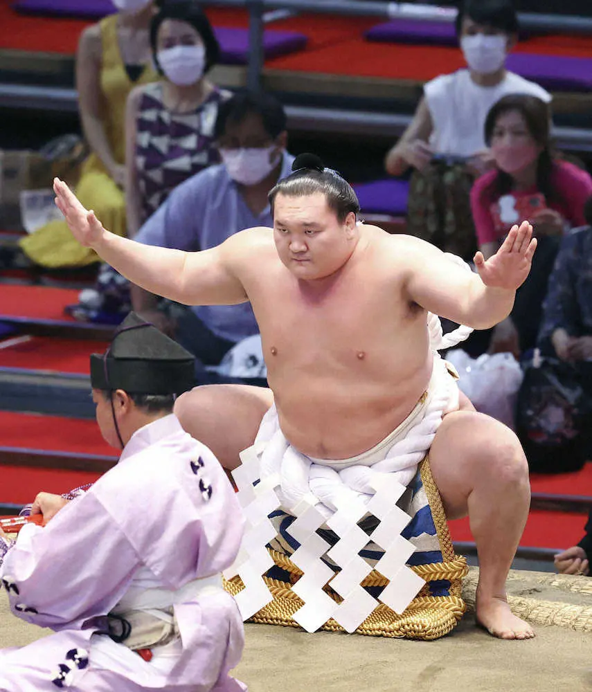 7月の大相撲名古屋場所で土俵入りする横綱白鵬。現役引退の意向を固めた