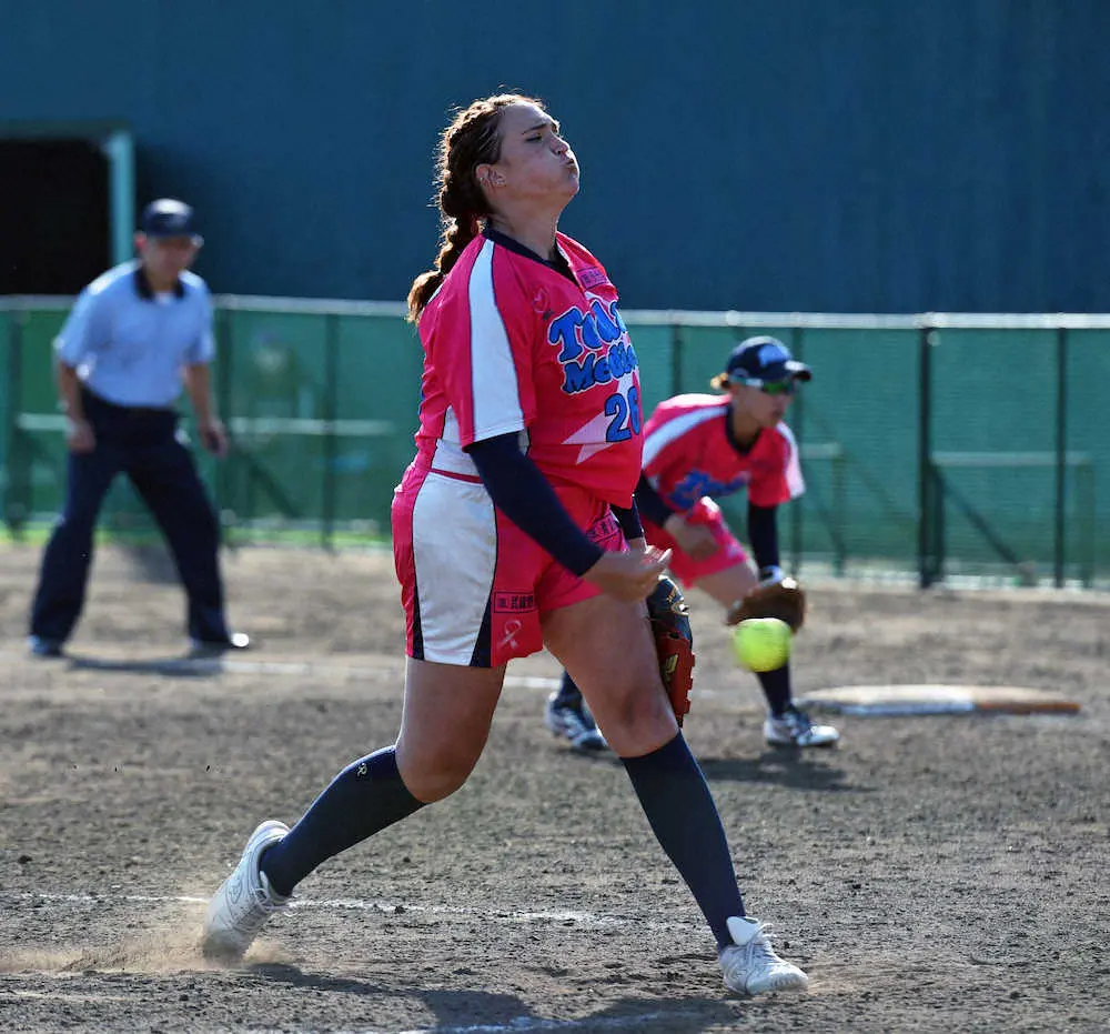【画像・写真】＜豊田自動織機・戸田中央総合病院＞好リリーフで勝利投手となった戸田中央総合病院テーラー（日本ソフトボール協会提供）