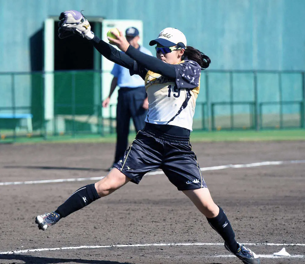 【画像・写真】＜豊田自動織機・戸田中央総合病院＞先発し、好投するも援護に恵まれなかった豊田自動織機・長谷川（日本ソフトボール協会提供）