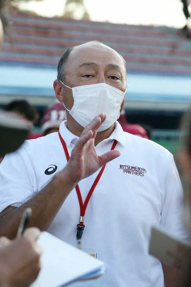 【画像・写真】＜立命大・桃山学院大＞　取材を受ける立命大・古橋由一郎監督　（撮影・亀井　直樹）