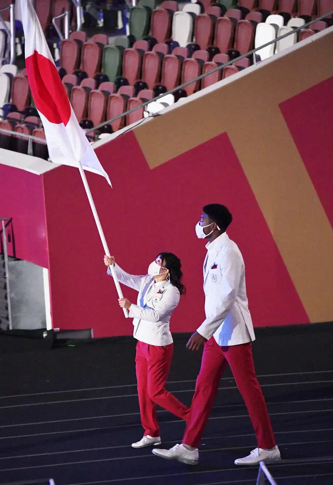 【画像・写真】東京五輪で旗手を務めたレスリング女子50キロ級の須崎（左）。右は男子バスケットボール日本代表の八村