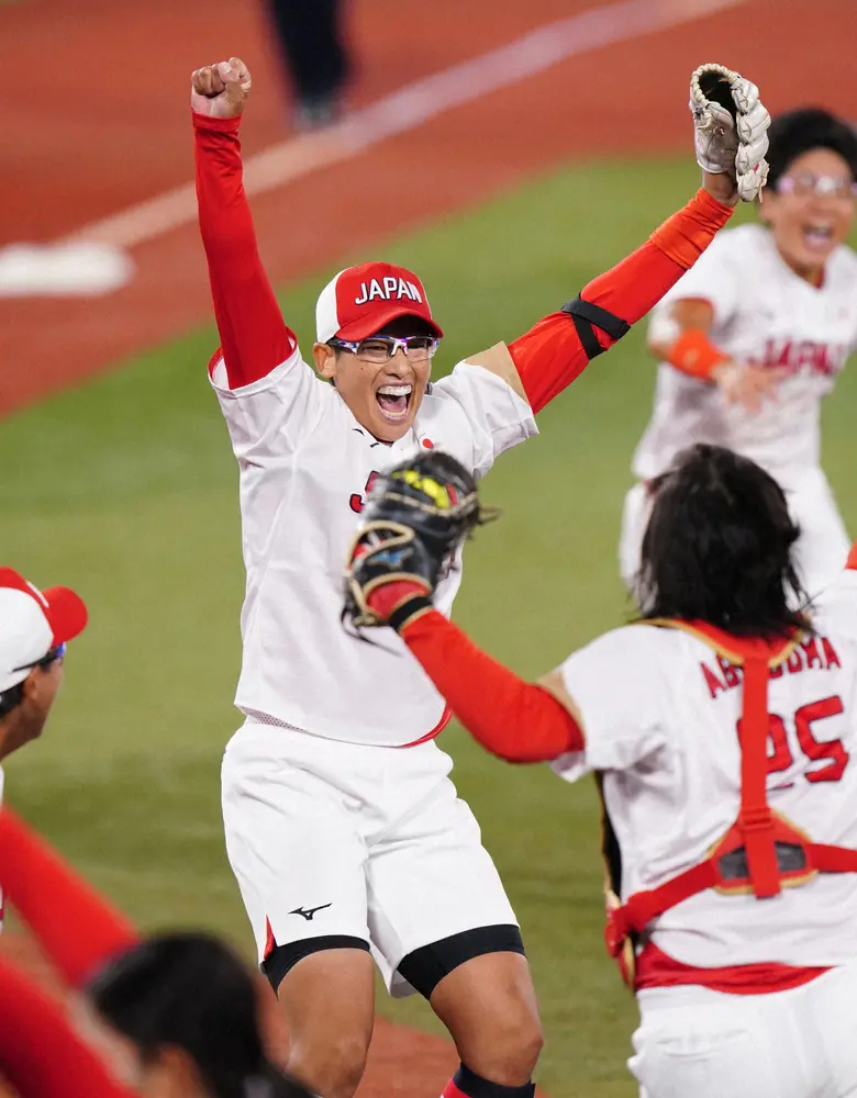 東京五輪で優勝し喜ぶ女子ソフトボール日本代表の上野