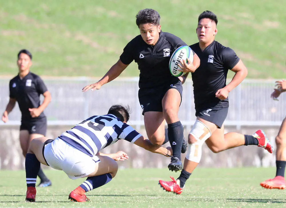 【画像・写真】＜天理大・関大＞後半、相手のタックルをかわし突進する天理大・内村＝中央（撮影・後藤　大輝）
