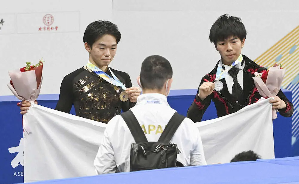 表彰式を終えメダルを手にする、優勝した鍵山優真（左）と2位の佐藤駿