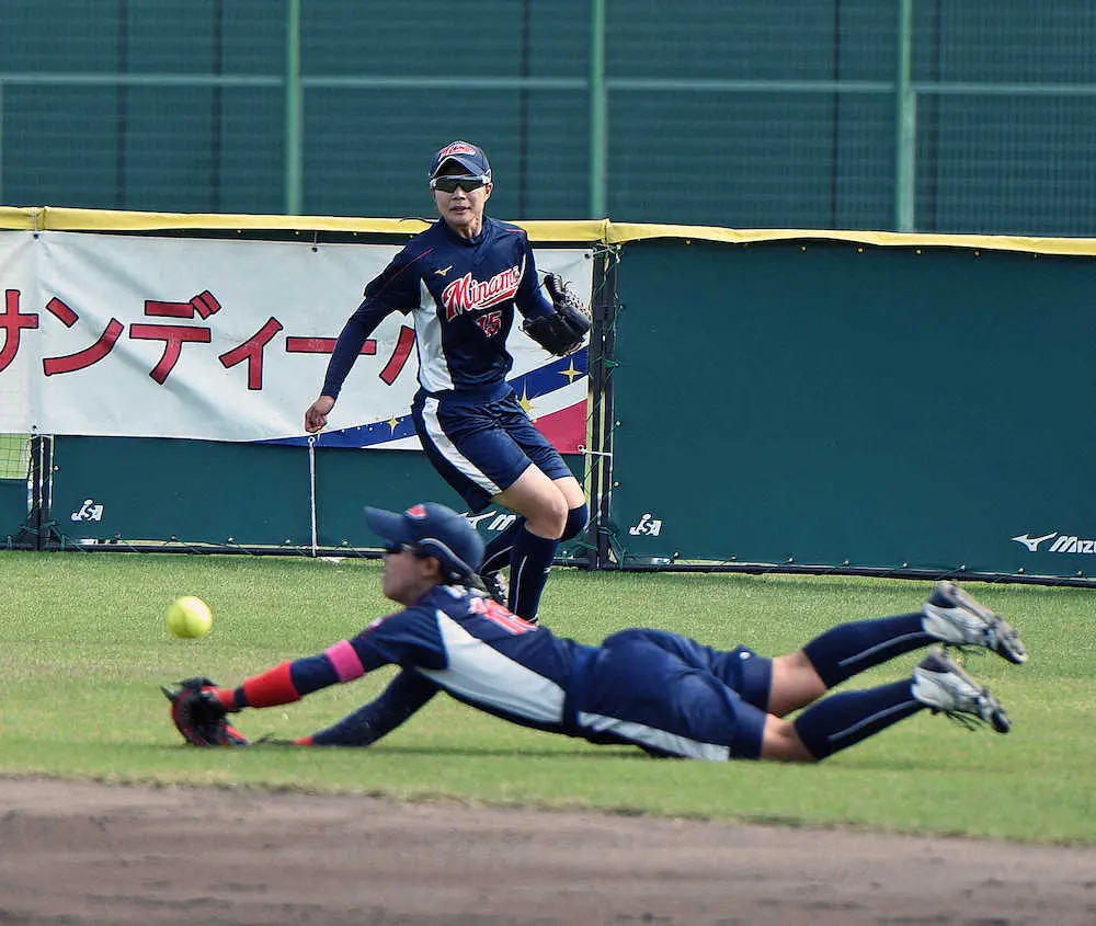 【画像・写真】＜大垣ミナモ・日立＞大垣ミナモナインは地元大応援団の前で懸命にプレーしたが…（日本ソフトボール協会提供）＠大垣市北公園野球場