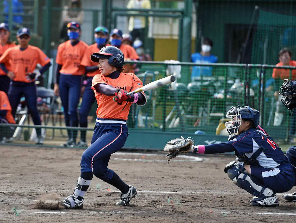 【画像・写真】＜大垣ミナモ・日立＞2回、先制の左中間適時二塁打を放った日立・高瀬（日本ソフトボール協会提供）＠大垣市北公園野球場