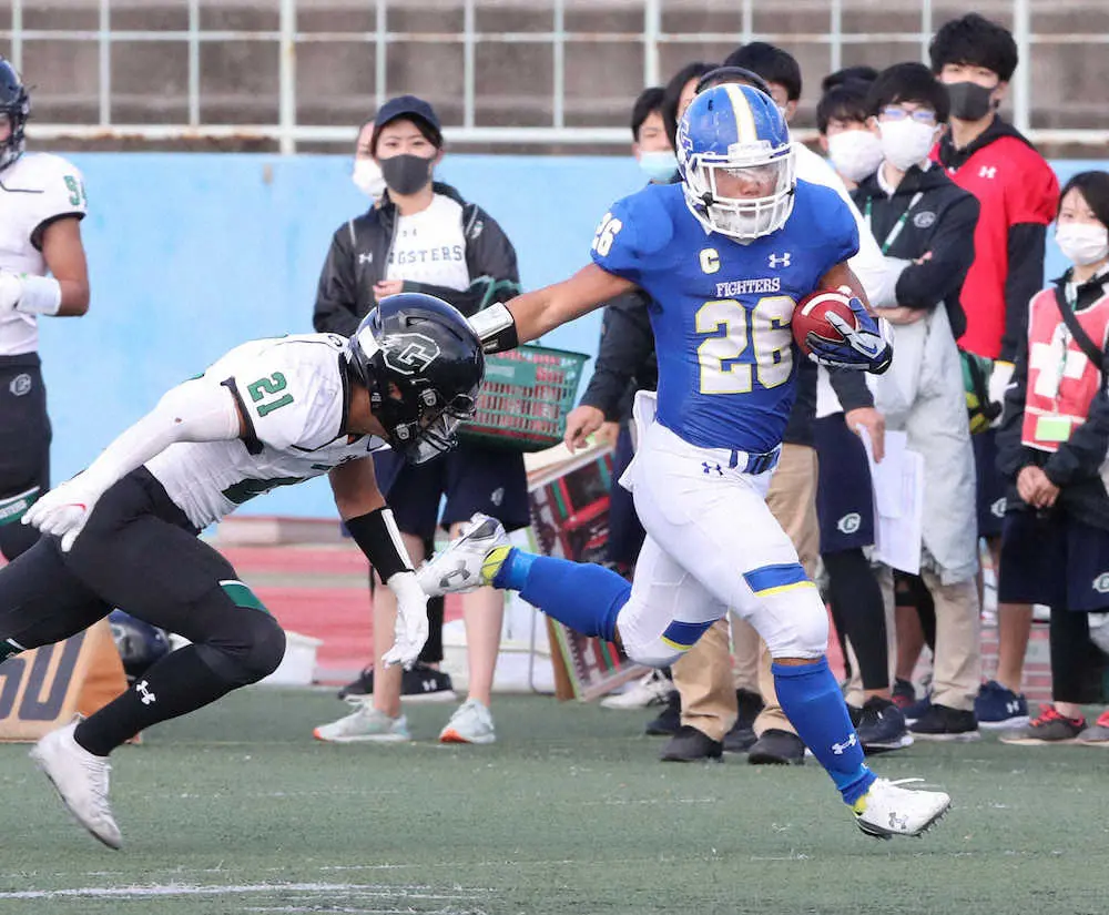 【画像・写真】＜関学大・京大＞第1Q　京大DB・田村〔左）をかわし先制のTDを決める関学大RB・前田（撮影・成瀬　徹）