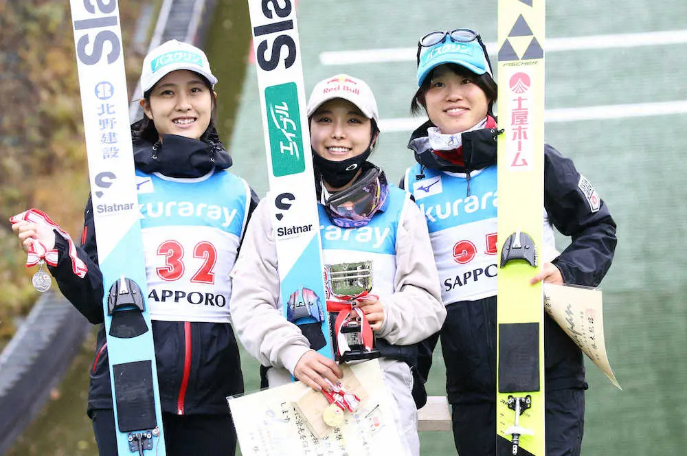＜ジャンプ女子全日本選手権＞表彰台で写真に納まる（左から）2位の丸山、優勝の高梨、3位の伊藤（撮影・高橋茂夫）