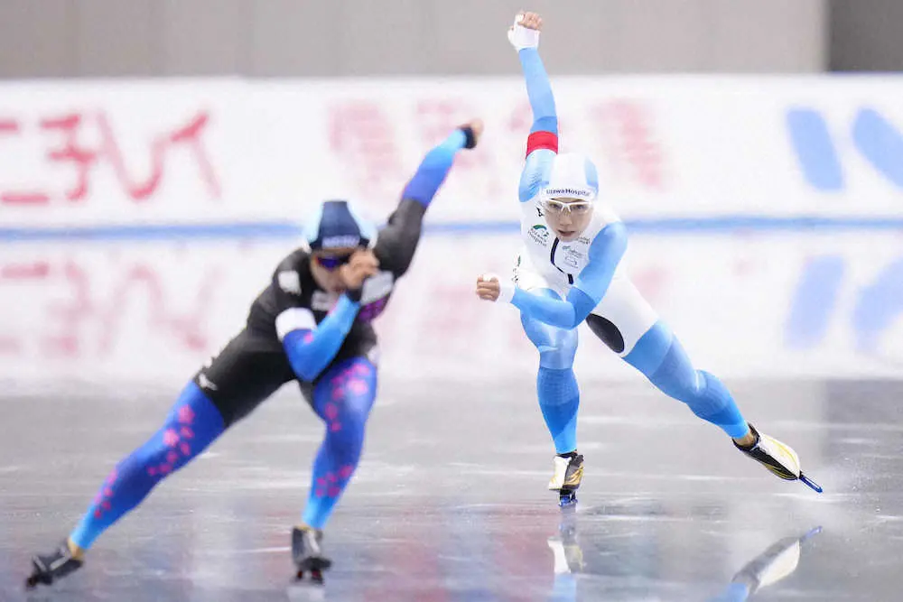 ＜全日本スピードスケート距離別選手権第1日＞女子500メートル、滑走する小平（右）と高木美（撮影・会津　智海）