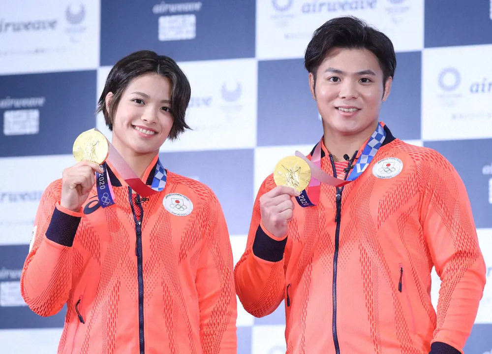 東京五輪で兄妹そろって金メダルを獲得した柔道男子66キロ級の阿部一二三（右）と女子52キロ級の阿部詩