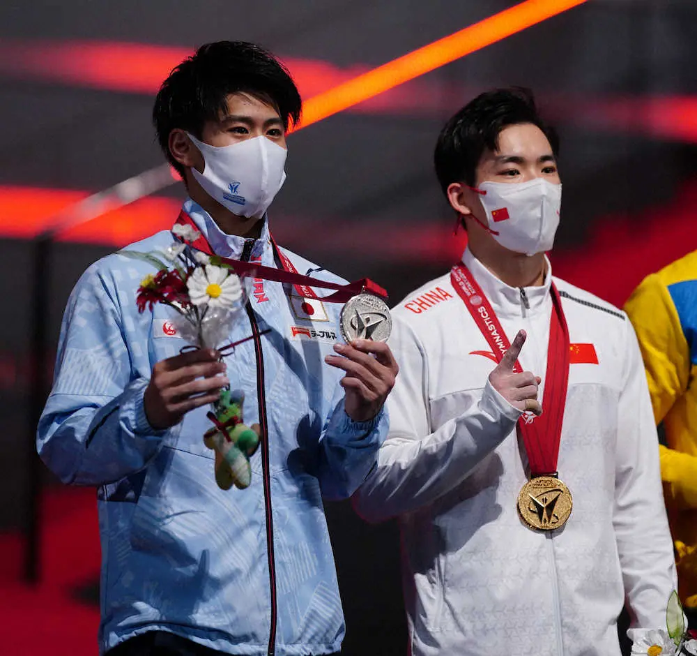 男子個人総合決勝、表彰式で並ぶ銀メダルの橋本大輝（左）と金メダルの張博恒（撮影・小海途　良幹）