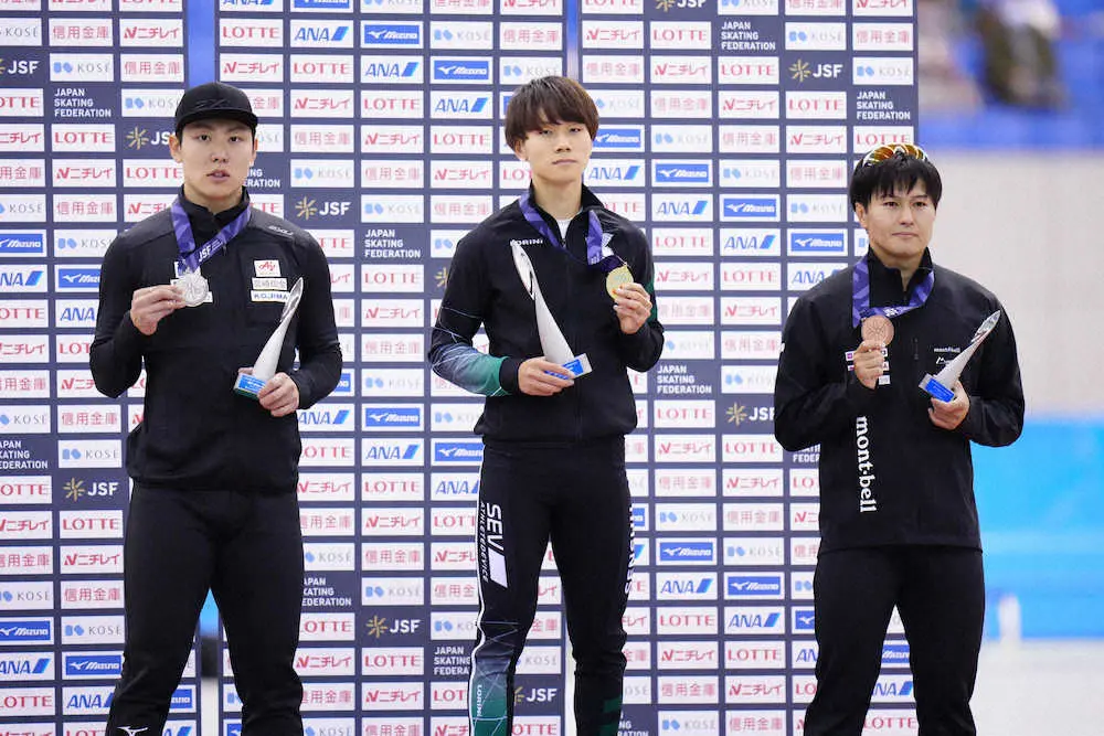 ＜全日本スピードスケート距離別選手権第1日＞男子500メートル表彰式で、メダルを手にする（左から）新浜、森重、村上（撮影・会津　智海）