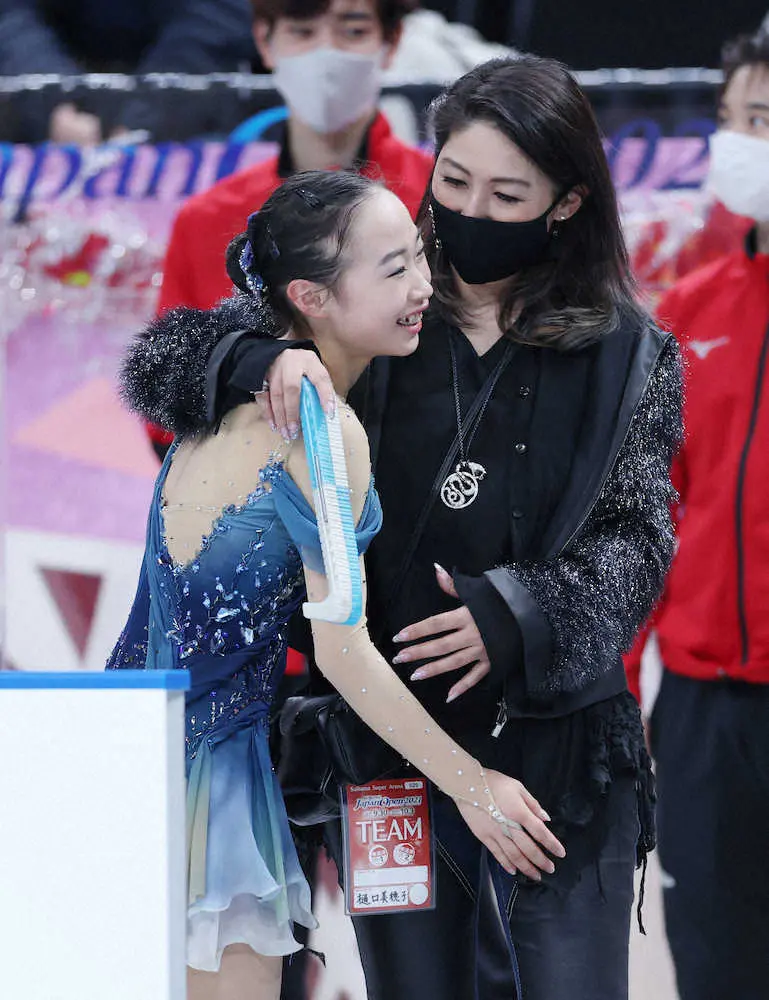 【画像・写真】＜ジャパンオープン＞演技を終え抱き合う松生理乃（左）と樋口コーチ（撮影・小海途　良幹）2021年10月2日撮影