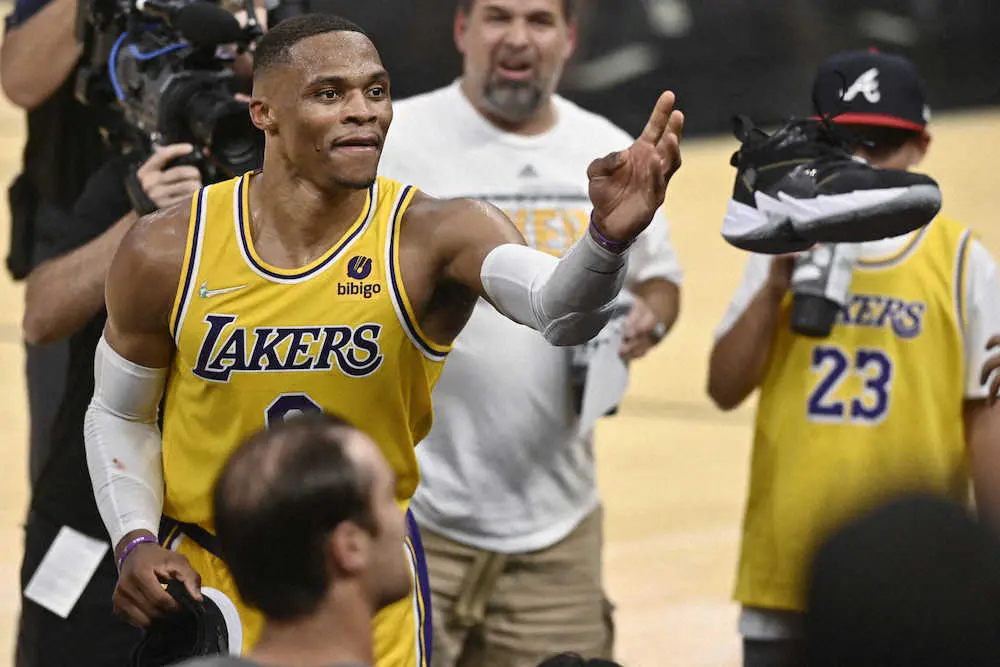 【画像・写真】ジェームズ不在もレイカーズが2勝目　延長でスパーズに競り勝つ　デービス35得点