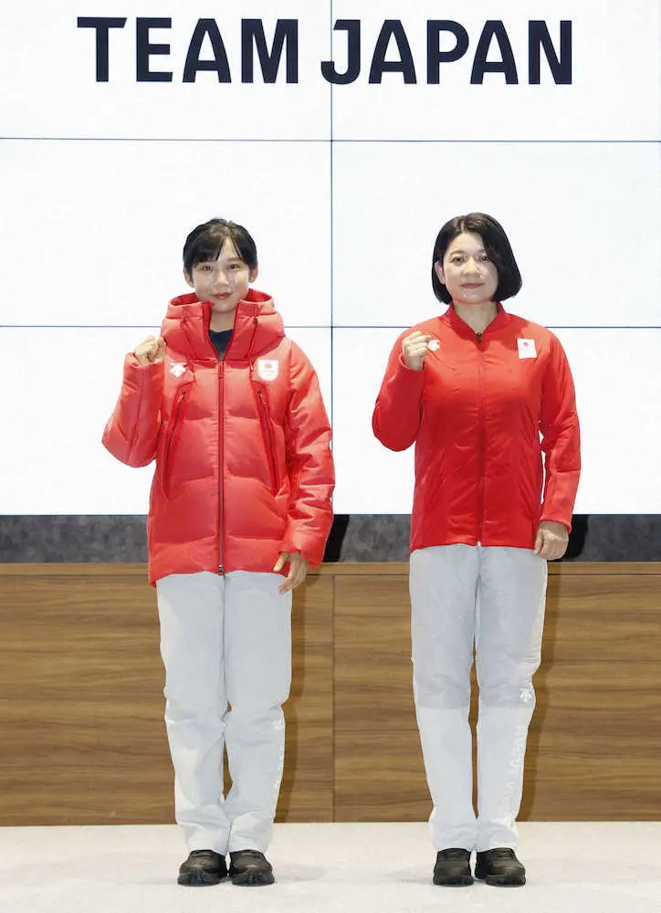 北京冬季五輪の日本代表選手団公式服装発表会でポーズをとる高木美帆（左）と田中佳子
