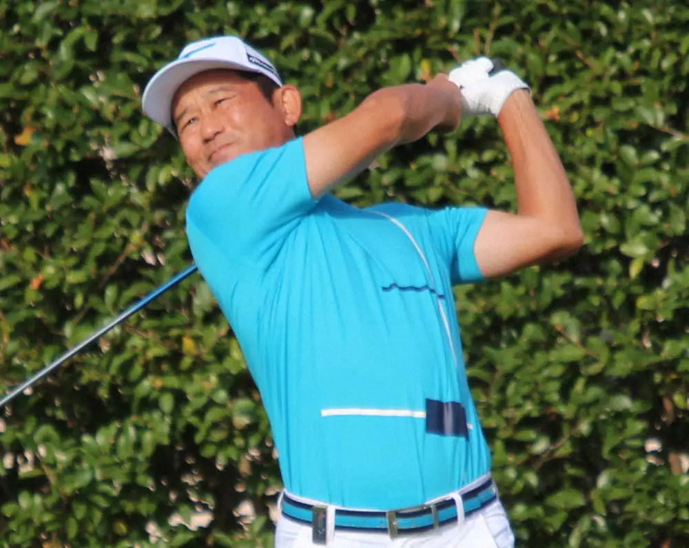 【画像・写真】桑原克典　名キャディーと“久々タッグ”で2打差2位発進　福岡シニアオープンゴルフ